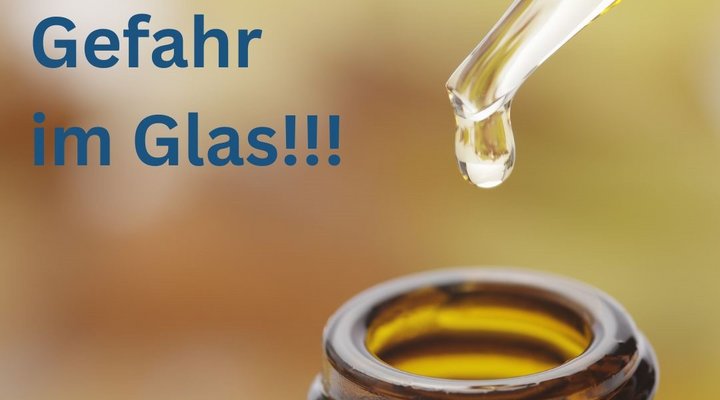 kleine Flasche, in die eine Flüssigkeit gegeben wird 