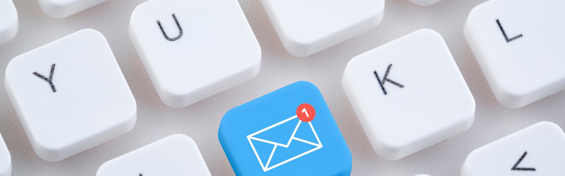 Tastatur mit blauer Taste, die ein E-Mail Symbol zeigt
