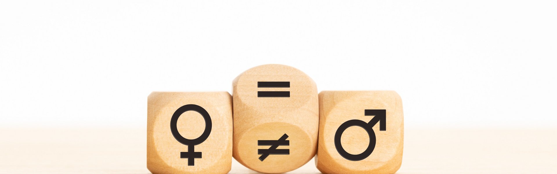 Holzklotz, der ein Ungleichheitszeichen in ein Gleichheitszeichen zwischen Symbolen für Männer und Frauen verwandelt