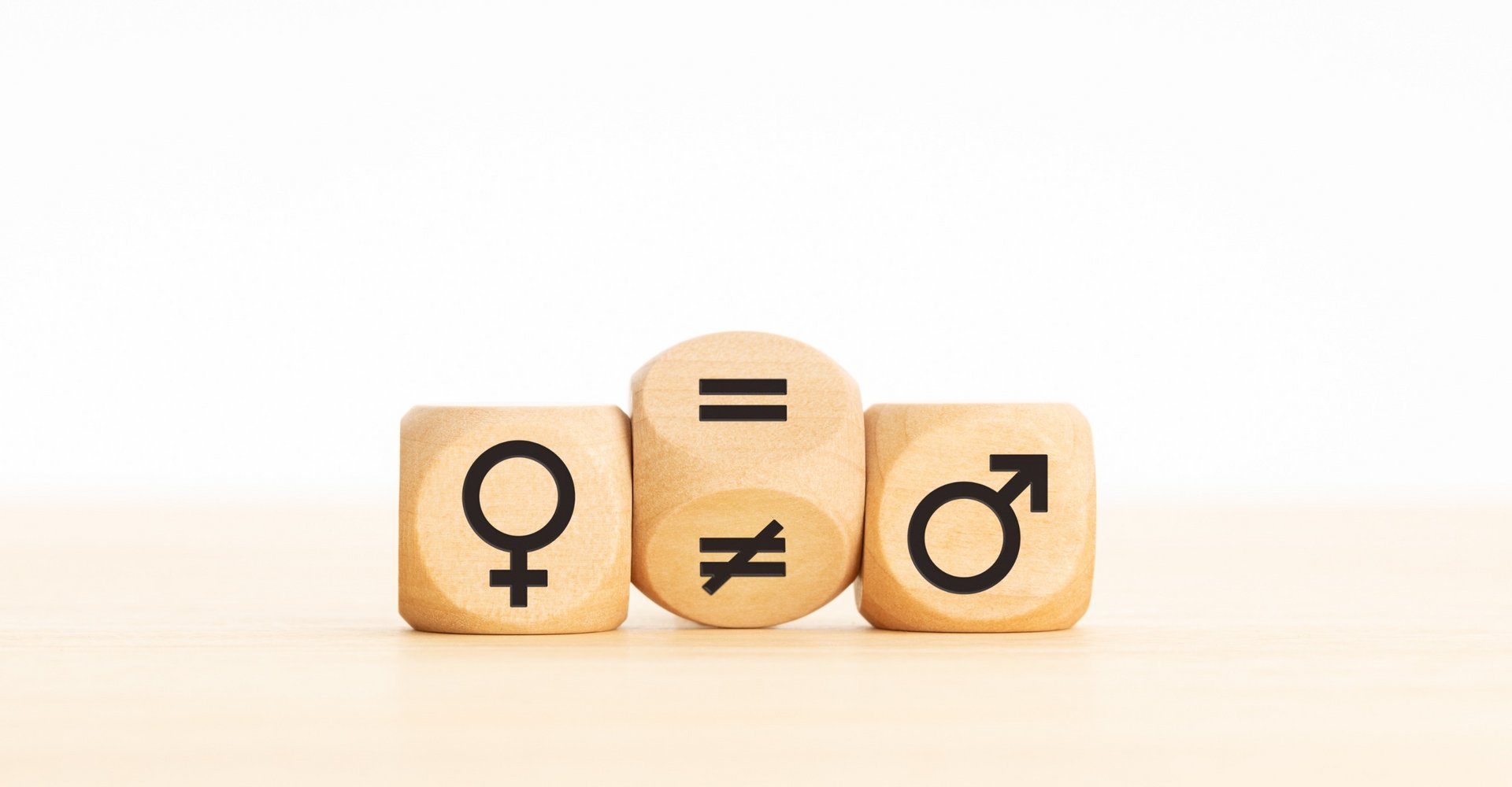 Holzklotz, der ein Ungleichheitszeichen in ein Gleichheitszeichen zwischen Symbolen für Männer und Frauen verwandelt