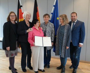 Foto von der Ehrung mit Vertreterinnen des Frauenrats und Minister Dr. Magnus Jung