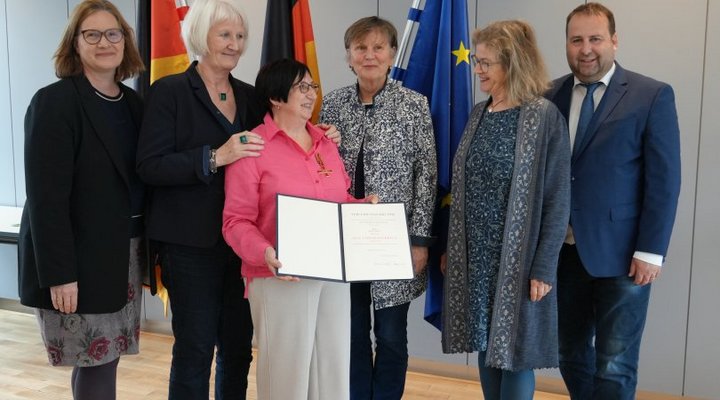 Foto von der Ehrung mit Vertreterinnen des Frauenrats und Minister Dr. Magnus Jung