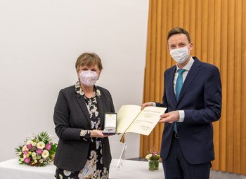 Eva Groterath und Ministerpräsident Tobias Hans