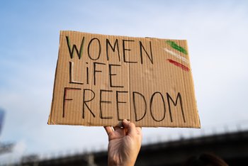 Plakat mit dem Text Frauen, Leben und Freiheit