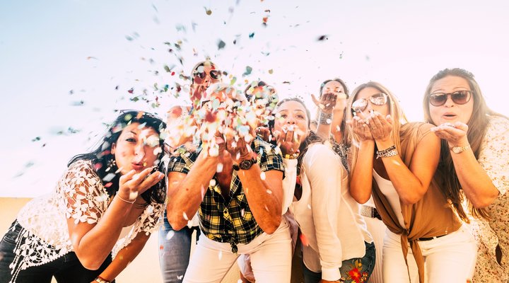 junge Frauen feiern mit Konfetti