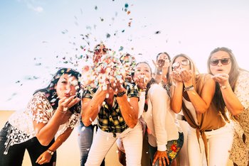 junge Frauen feiern mit Konfetti