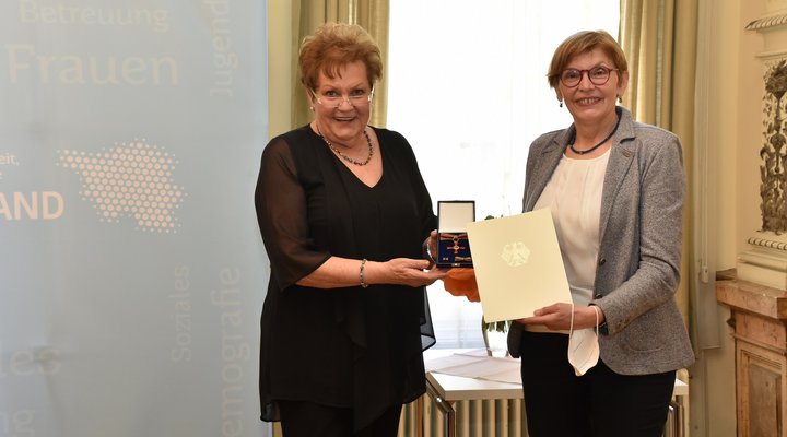 Monika Bachmann übergibt eine Urkunde an Margarethe Kees