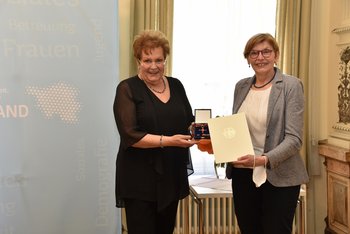 Monika Bachmann übergibt eine Urkunde an Margarethe Kees
