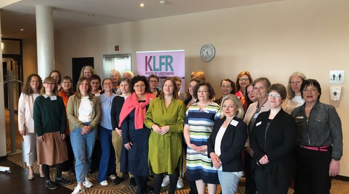 Gruppenbild von Teilnehmerinnen der Konferenz der Landesfrauenräte 